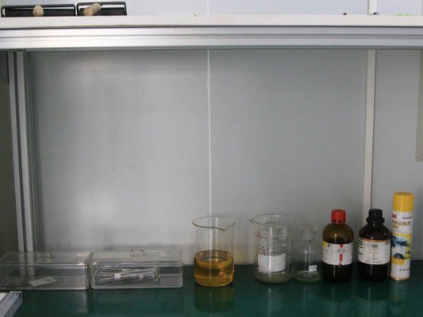 球速体育不干胶标签的耐油耐酸碱测试