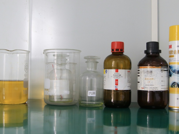 球速体育不干胶标签的耐油耐酸碱测试